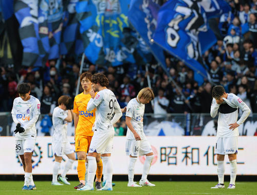 G大阪に敗れ、落胆する広島の選手ら（撮影・上山淳一）