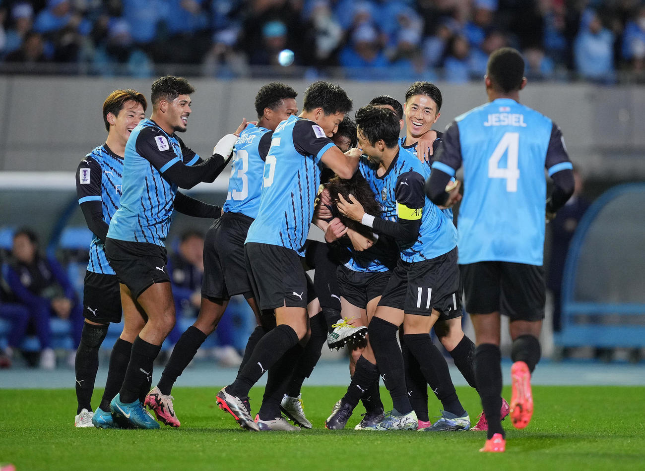 川崎F対山東泰山　前半、FKから直接ゴールを決めた川崎F山本（中央）に手荒いを祝福をするイレブン（撮影・垰建太）