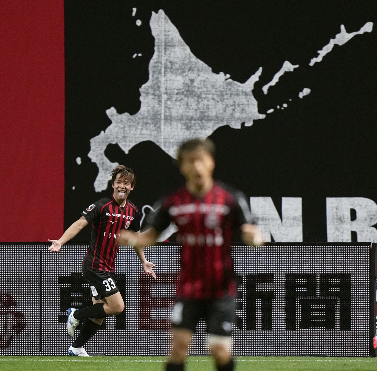 札幌対柏　前半、先制ゴールを決め、駆け出す札幌・近藤（左）（共同）