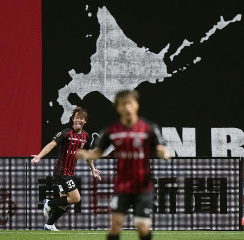 札幌対柏　前半、先制ゴールを決め、駆け出す札幌・近藤（左）（共同）