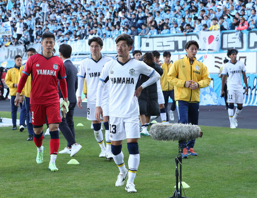 鳥栖対磐田　鳥栖に敗れJ2降格が決まり、ガックリと引き揚げる磐田イレブン（撮影・梅根麻紀）　