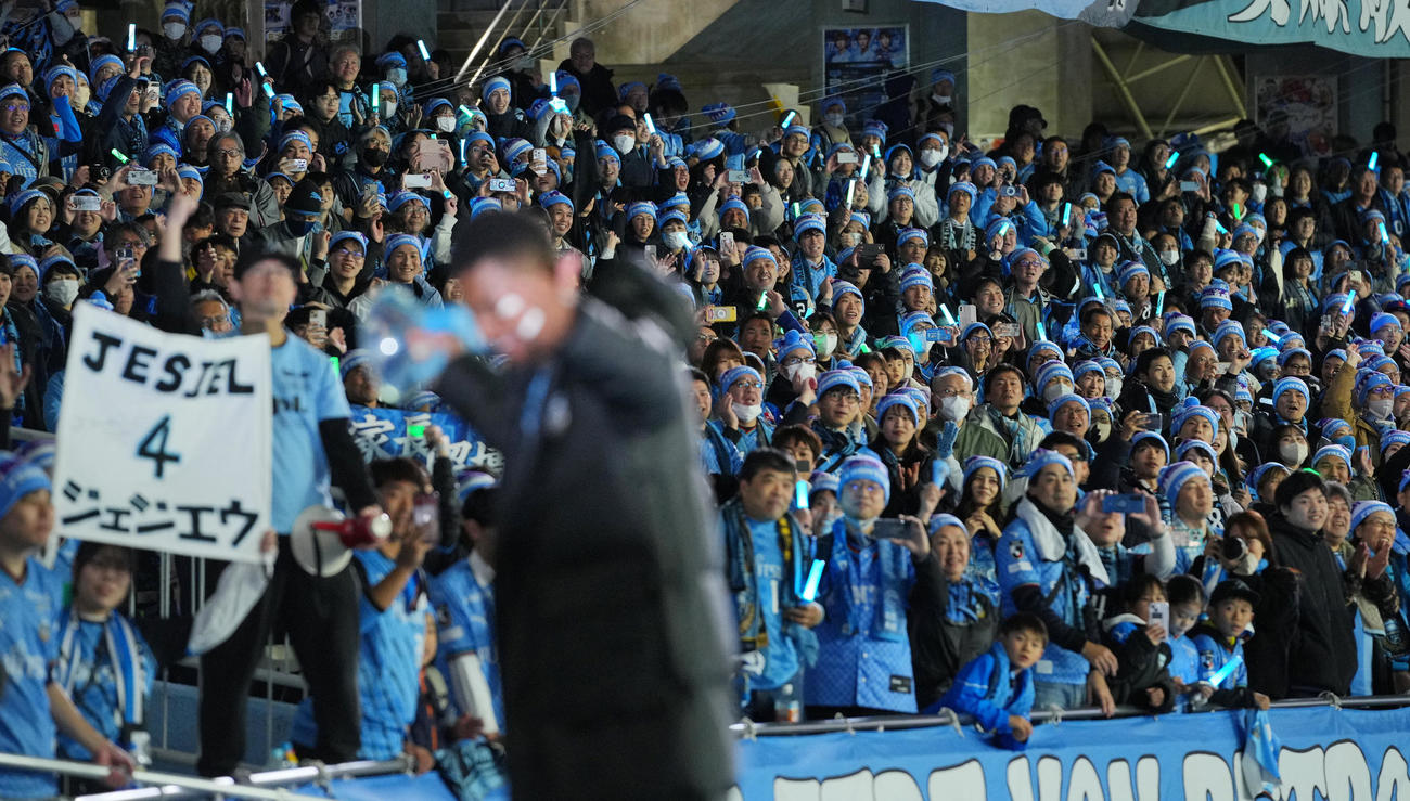 川崎F対山東泰山　この日配られたニットキャップを被り選手たちと勝利を喜ぶ川崎Fサポーター（撮影・垰建太）