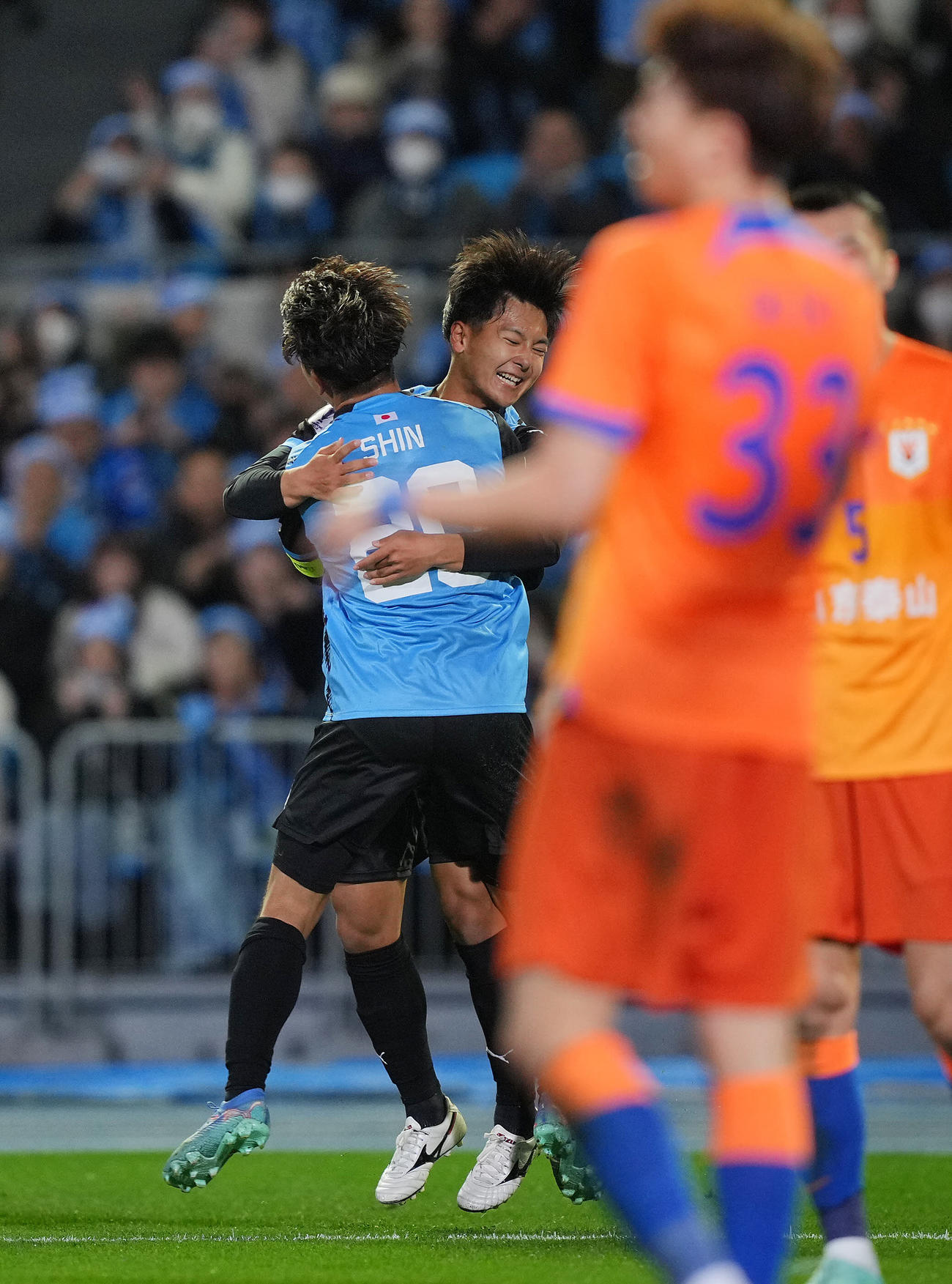 川崎F対山東泰山　後半、川崎F山田（左）のチーム4点目のゴールをアシストし抱き合う神田（撮影・垰建太）