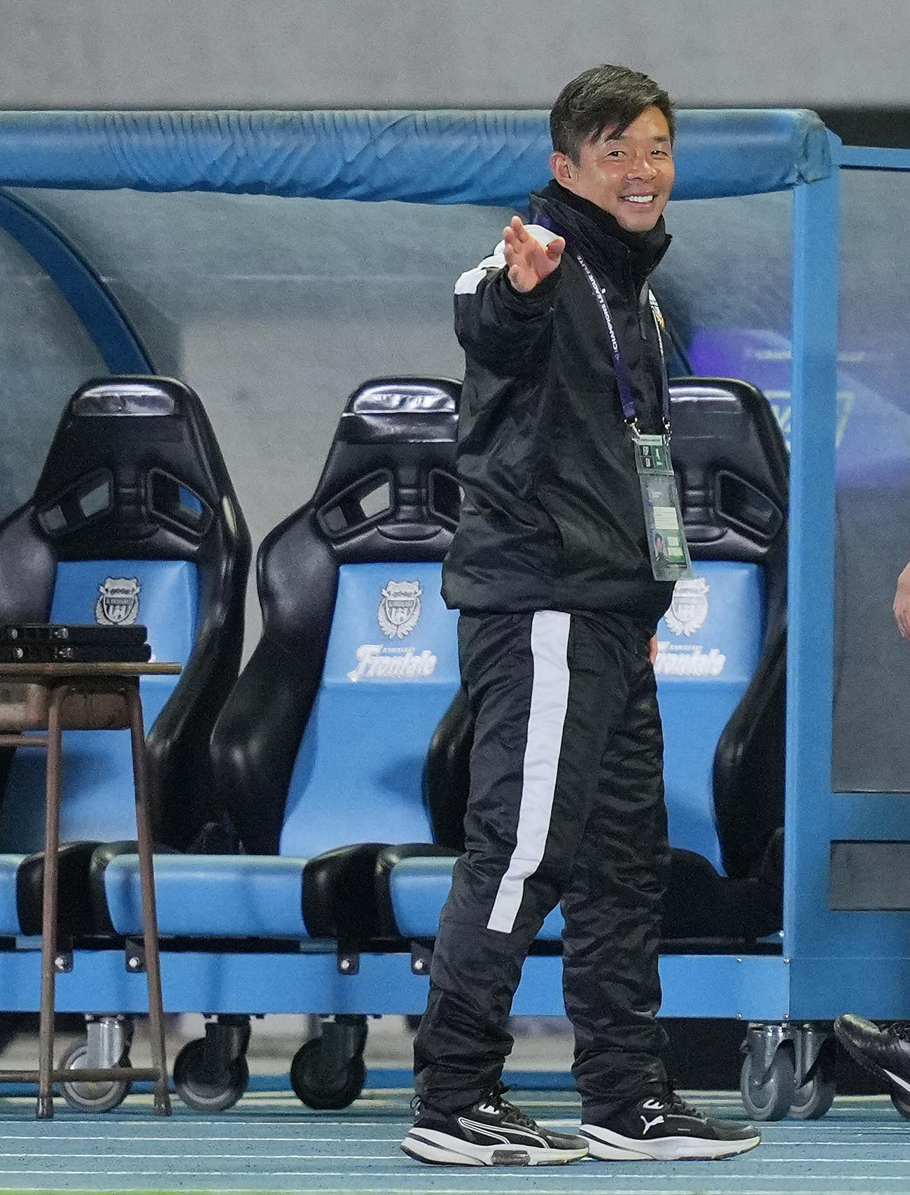 川崎F対山東泰山　勝利しサポーターの声援に応える川崎F鬼木監督（撮影・垰建太）