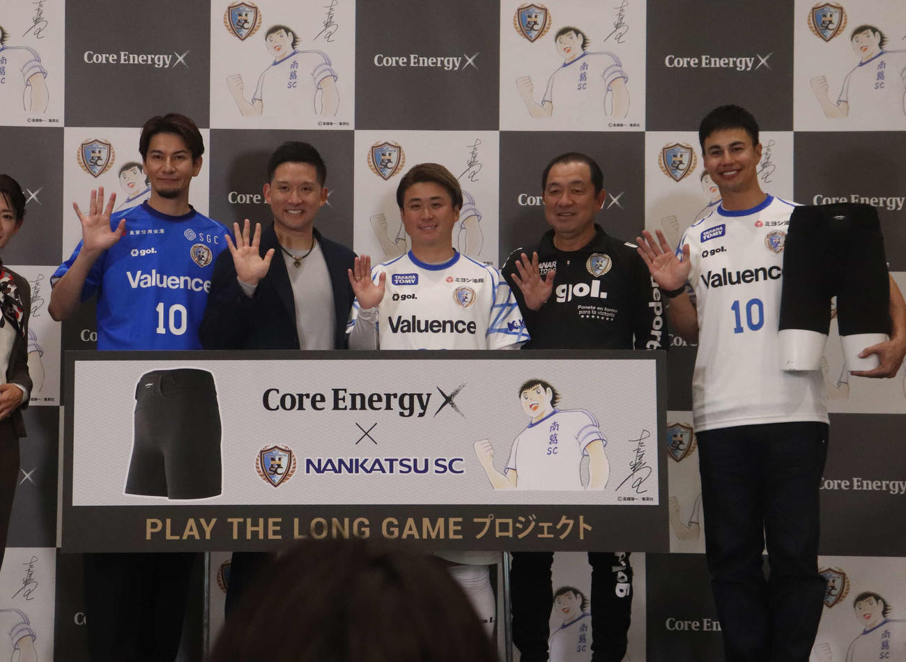 「コアエナジーX」のスポンサードが決まった南葛SCの風間八宏監督（右から2人目）とFW大前元紀、右はタレントのユージ、左はJOY、左から2人目は杉谷拳士氏