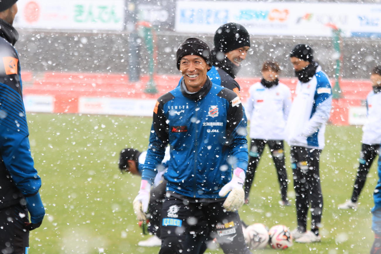 雪が降る中ボール回しに参加する札幌菅野（撮影・保坂果那）