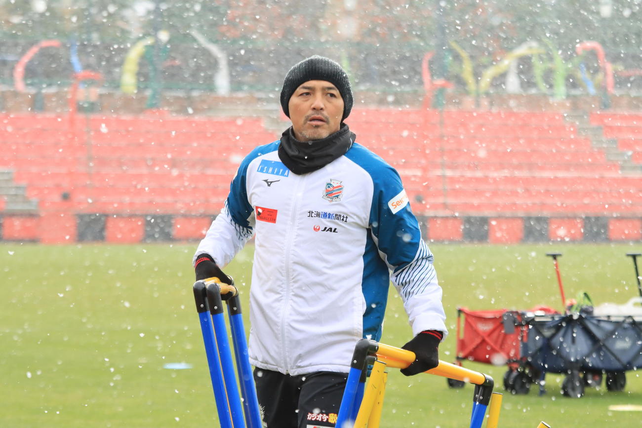 札幌の練習中、用具を運ぶ小野伸二氏（撮影・保坂果那）