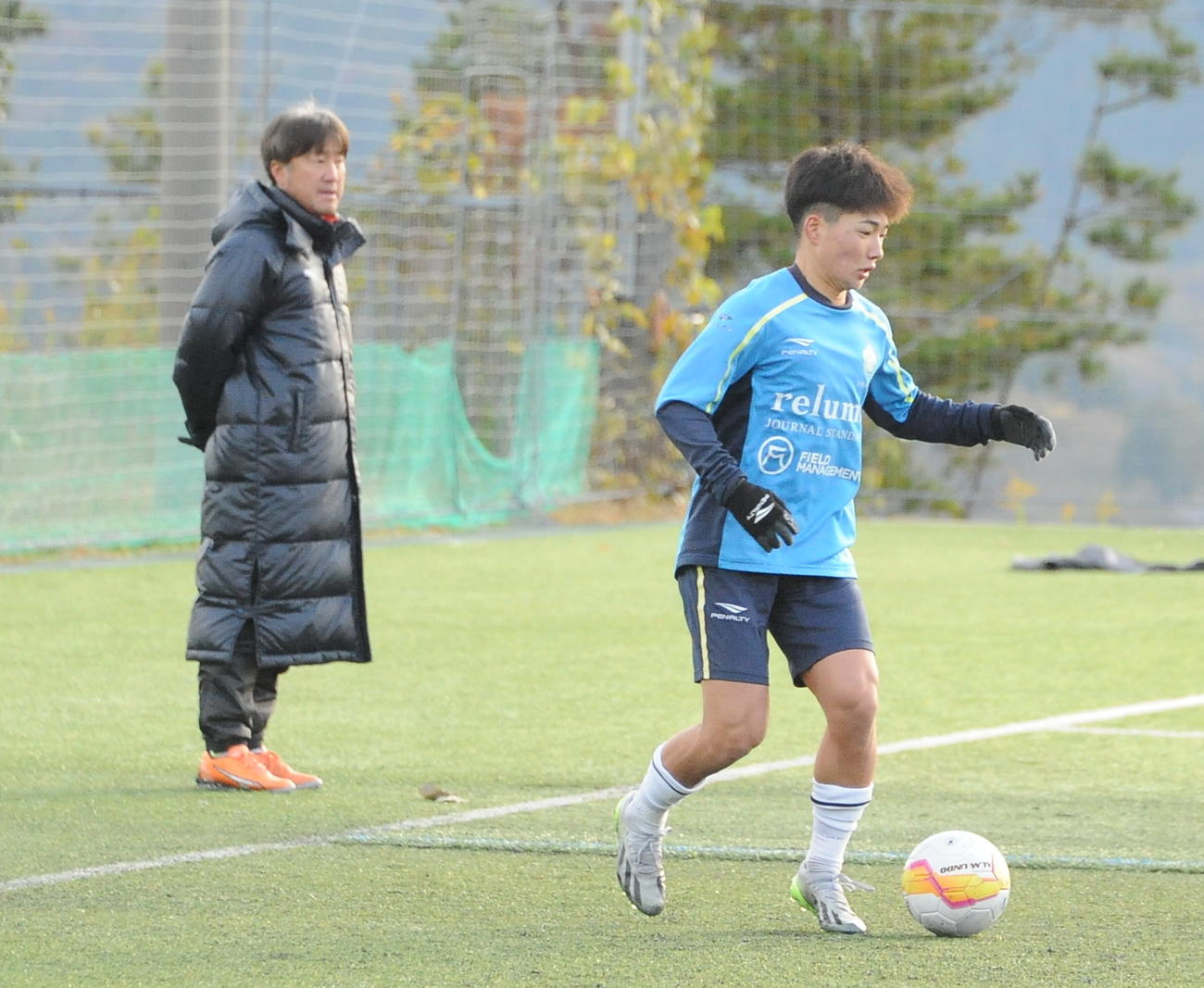 ドリブルを仕掛ける新潟産大・石渡（右）（撮影・小林忠）