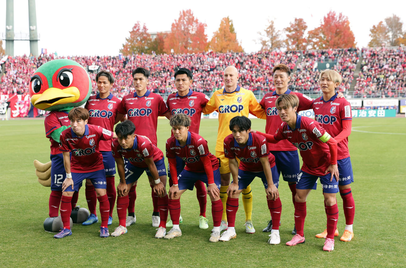 岡山対仙台　初のJ1昇格を懸けた仙台戦に臨む岡山イレブン（撮影・前田充）