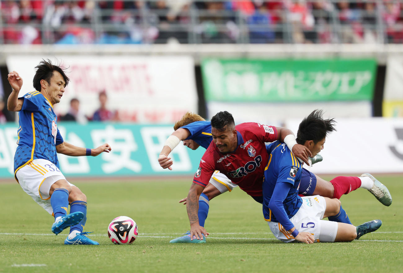 岡山対仙台　後半、ドリブルで攻め込む岡山ルカオ（右から2人目）（撮影・前田充）