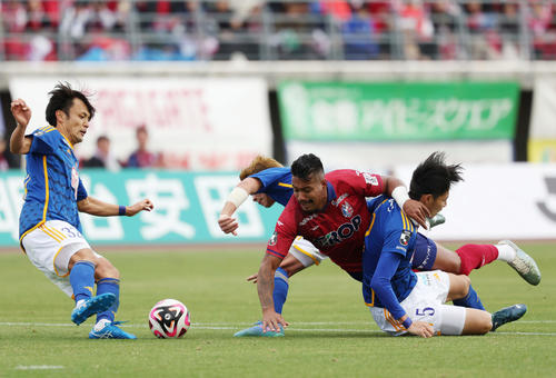 岡山対仙台　後半、ドリブルで攻め込む岡山ルカオ（右から2人目）（撮影・前田充）