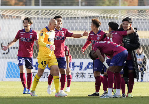 仙台に勝利し喜ぶ岡山イレブン。初のJ1昇格を決めた（共同）