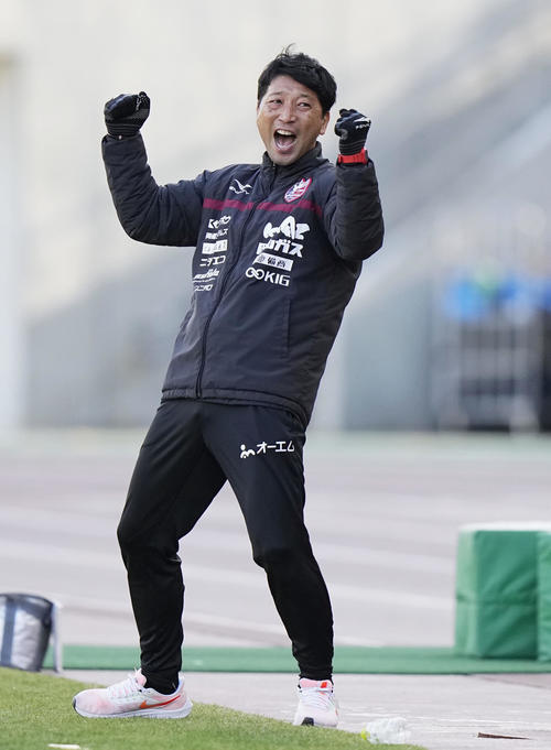 仙台に勝利し、ガッツポーズする岡山木山監督。初のJ1昇格を決めた（共同）