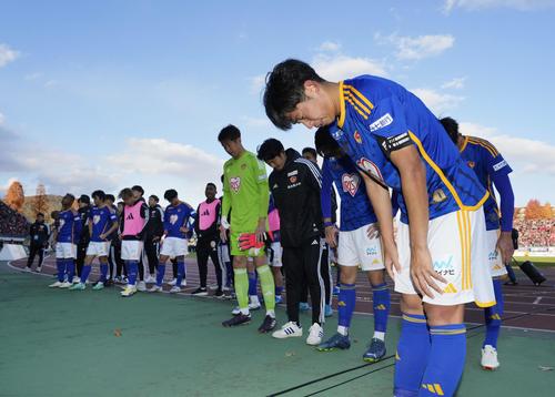 岡山に敗れJ1昇格を逃し、サポーターにあいさつする郷家（右手前）ら仙台の選手たち（共同）