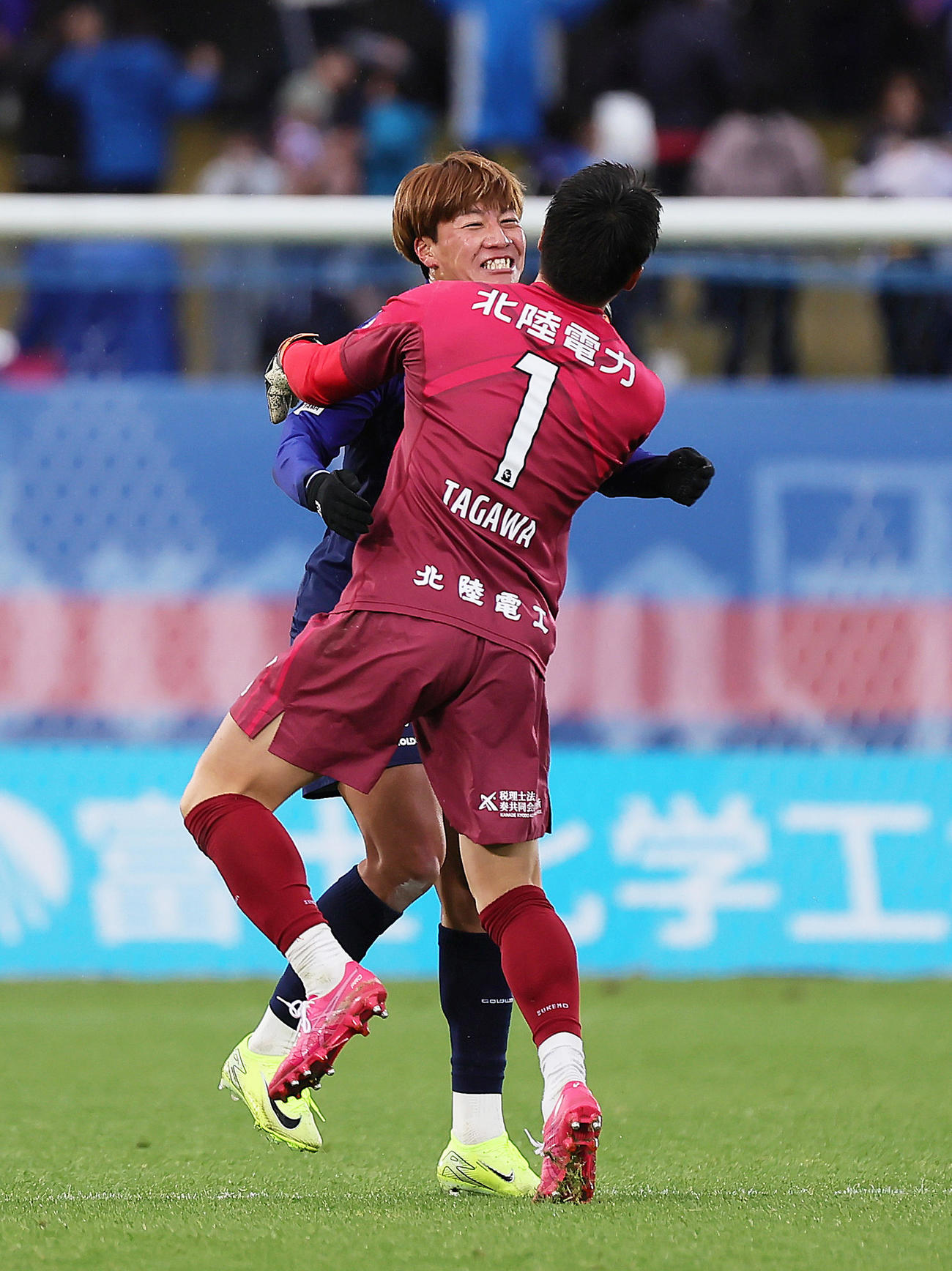 富山対松本　J2昇格を決め抱き合い喜ぶ富山の碓井（後方）とGK田川（撮影・足立雅史）