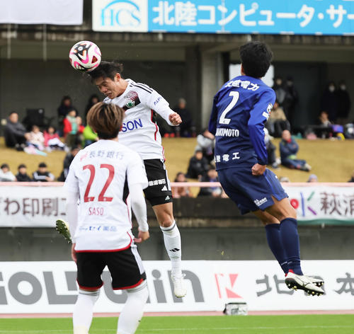 富山対松本　前半、ヘディングで追加点を決める松本樋口（後方左）（撮影・足立雅史）