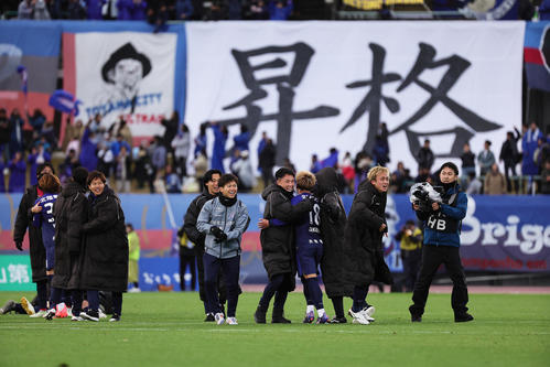 富山対松本　J2昇格を喜ぶ富山の選手ら（撮影・足立雅史）