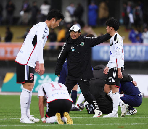 富山対松本　引き分けでJ2昇格を逃した松本霜田監督（中央）は選手をねぎらう（撮影・足立雅史）