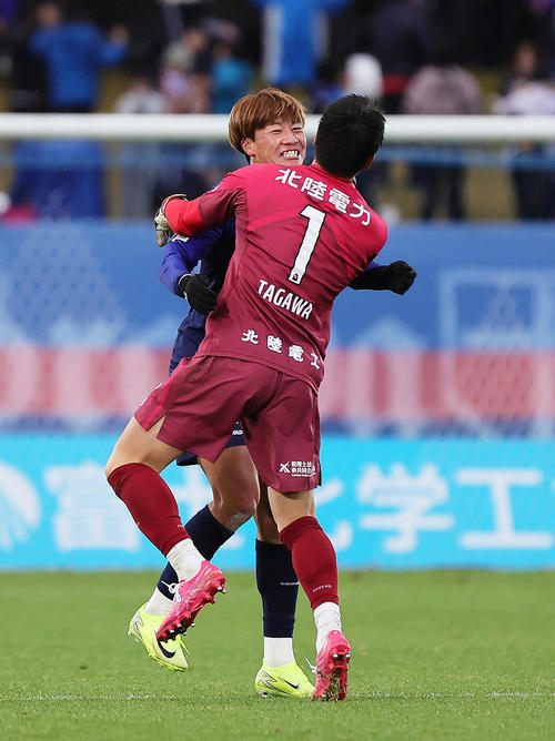 富山対松本　J2昇格を決め抱き合い喜ぶ富山の碓井（後方）とGK田川（撮影・足立雅史）