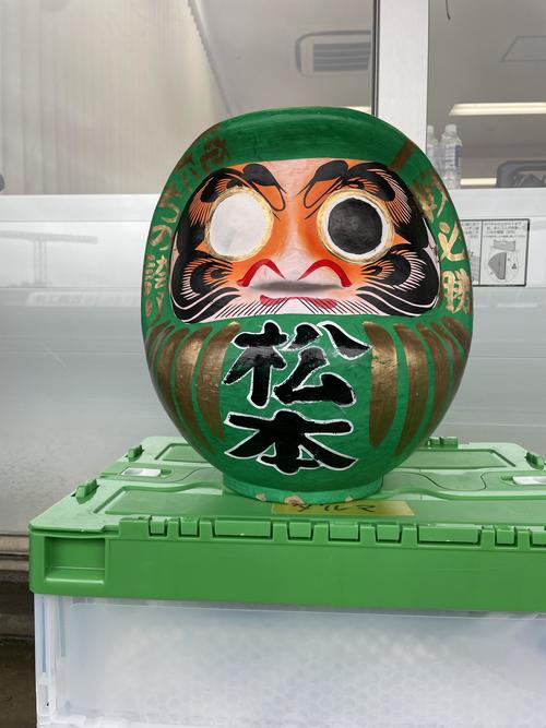 試合前、スタジアムに飾られた松本のダルマ（撮影・足立雅史）