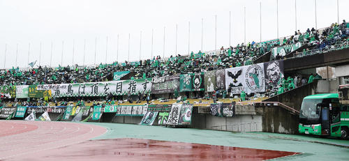 試合を前に集まった多くの松本サポーター（撮影・足立雅史）