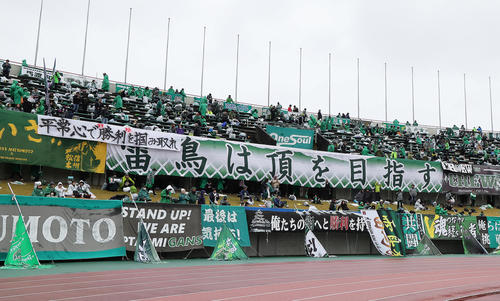 試合を前に集まった多くの松本サポーター（撮影・足立雅史）