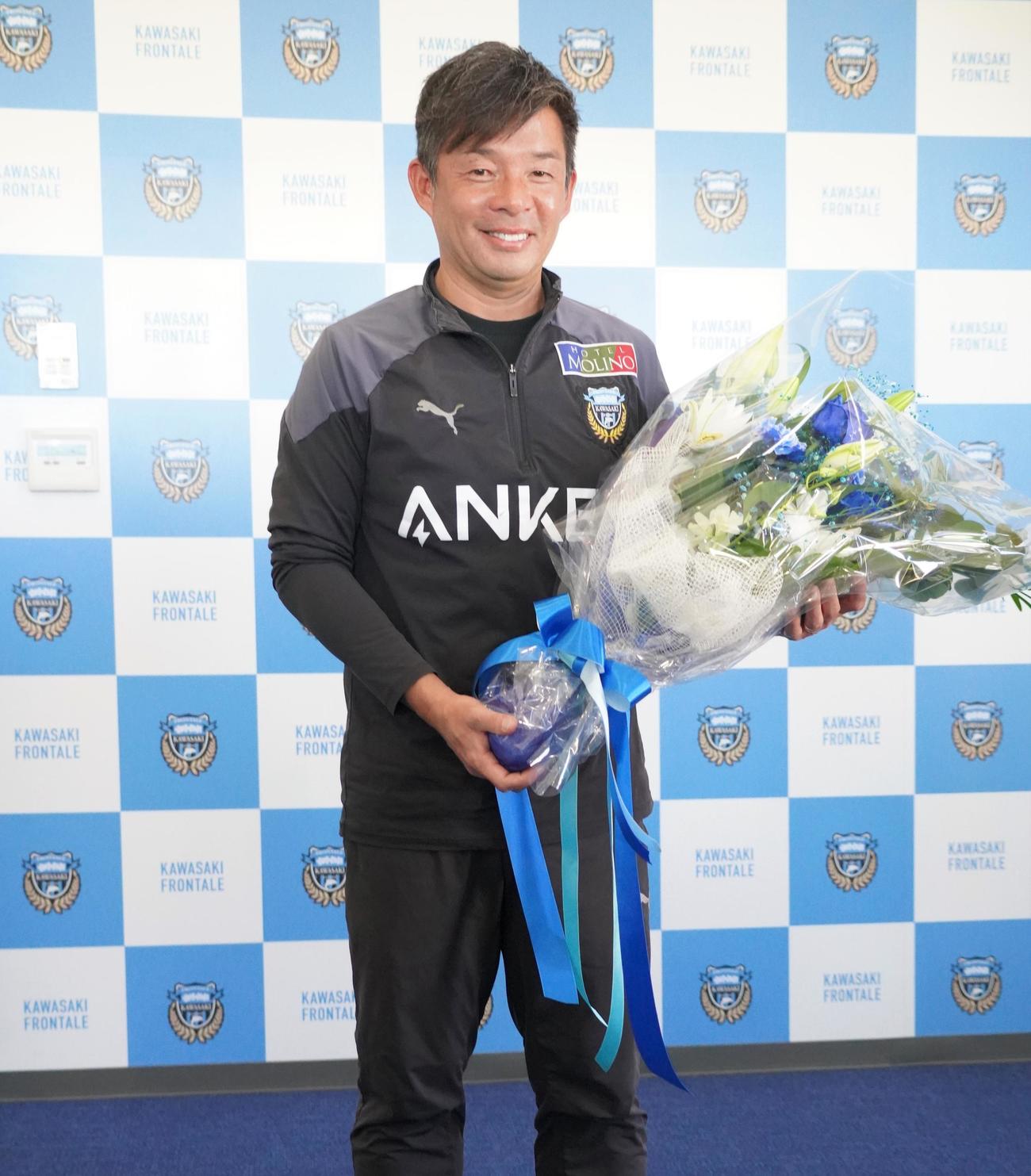 最終節福岡戦前、最後のメディア対応で報道陣から花束を贈られた川崎フロンターレ鬼木達監督（撮影・佐藤成）