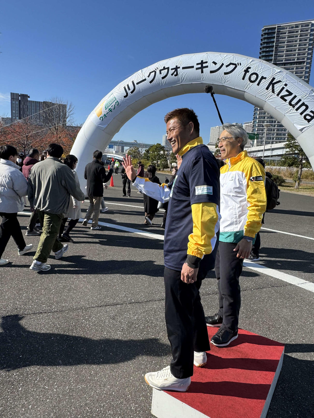 Jリーグウォーキングの参加者を見送る左から播戸竜二氏、明治安田・永島英器社長