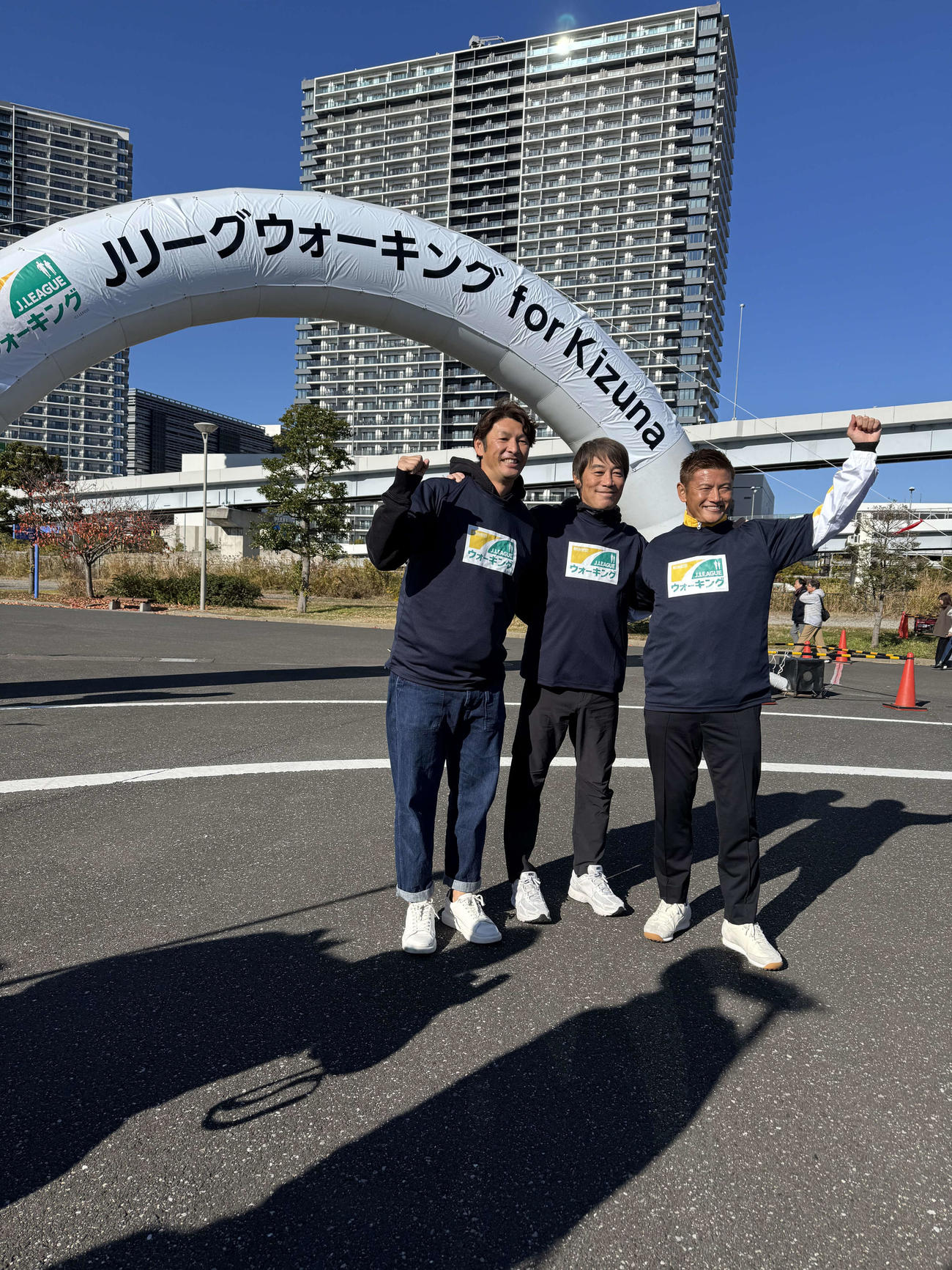 Jリーグウォーキングに参加した左から巻誠一郎氏、中西哲生氏、播戸竜二氏