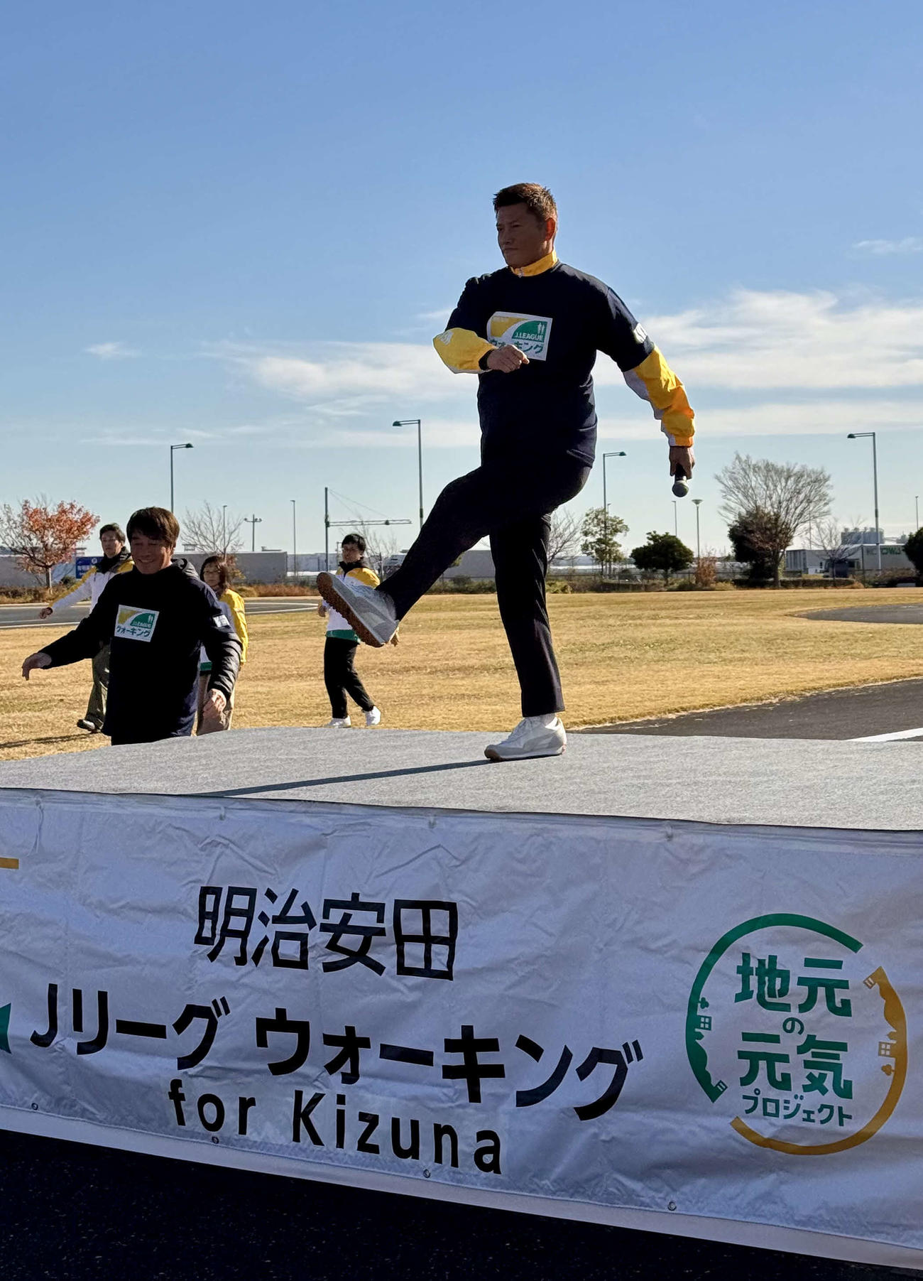 健活体操を行う播戸竜二氏