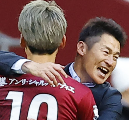2023年11月、J1王者に輝き大迫と抱き合う神戸吉田監督