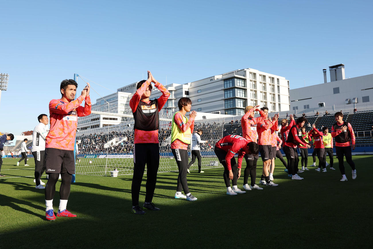 YS横浜対高知ユナイテッド　試合前ウオーミングアップに向かう高知ユナイテッドイレブン（撮影・宮地輝）
