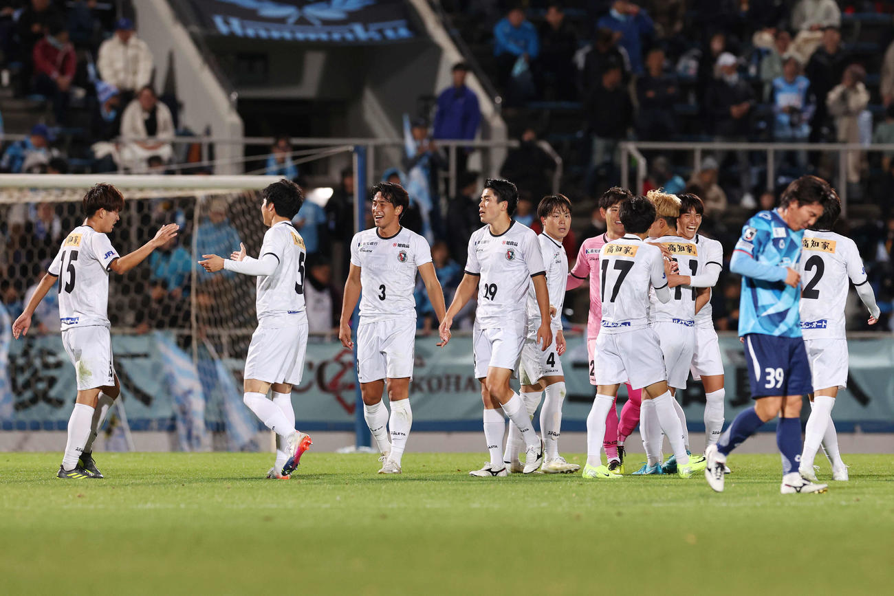 YS横浜対高知ユナイテッド　勝利しJ3参入を決め歓喜する高知ユナイテッドイレブン（撮影・宮地輝）