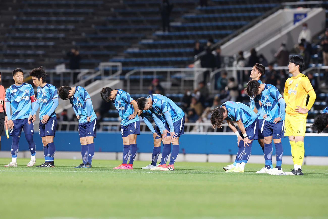 YS横浜対高知ユナイテッド　敗れて来シーズンJFLで戦う事が決まりがっくりするYS横浜イレブン（撮影・宮地輝）