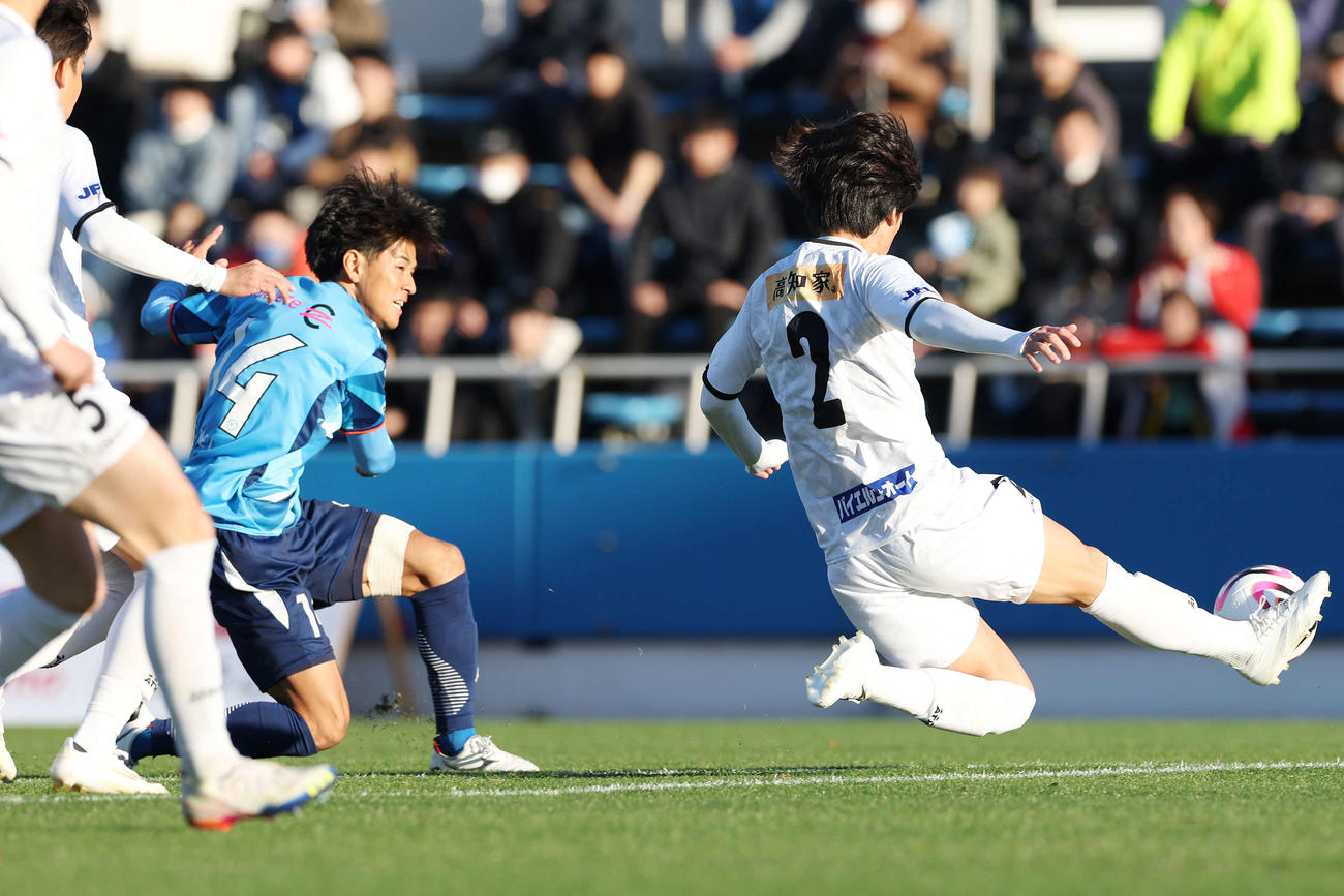 YS横浜対高知ユナイテッド　前半、シュートを放つもブロックされるYS横浜脇坂（撮影・宮地輝）