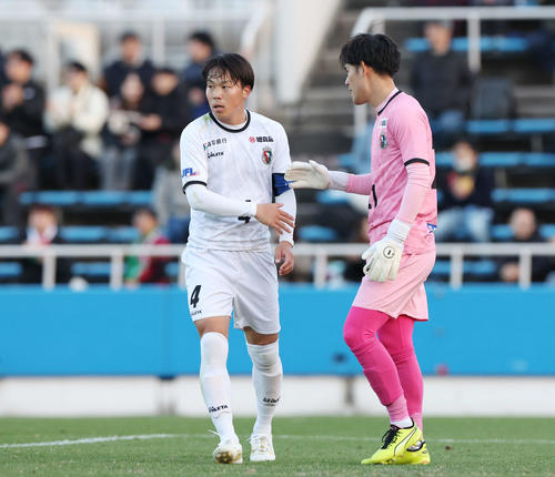 YS横浜対高知ユナイテッド　前半を終え、高知ユナイテッドGK大杉（右）とタッチする小林（撮影・宮地輝）