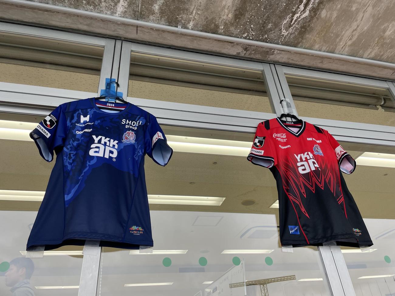 試合前、スタジアムに飾られた富山のユニホーム（撮影・足立雅史）