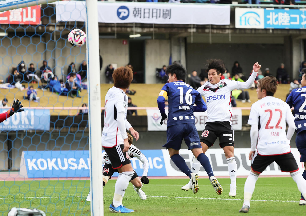富山対松本　前半、ヘディングで追加点を決める松本樋口（右）（撮影・足立雅史）
