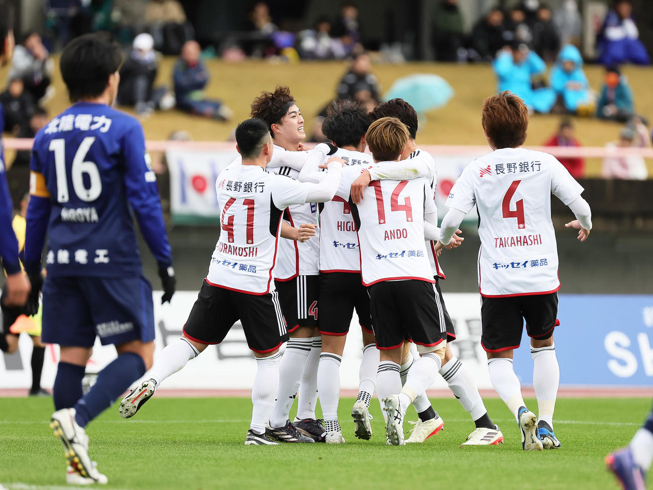富山対松本　前半、ヘディングで追加点を決め喜ぶ松本樋口（左から3人目）（撮影・足立雅史）