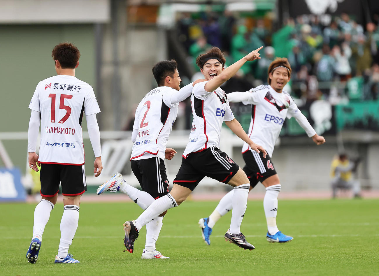 富山対松本　前半、先制点を決め喜ぶ松本安永（右から2人目）（撮影・足立雅史）