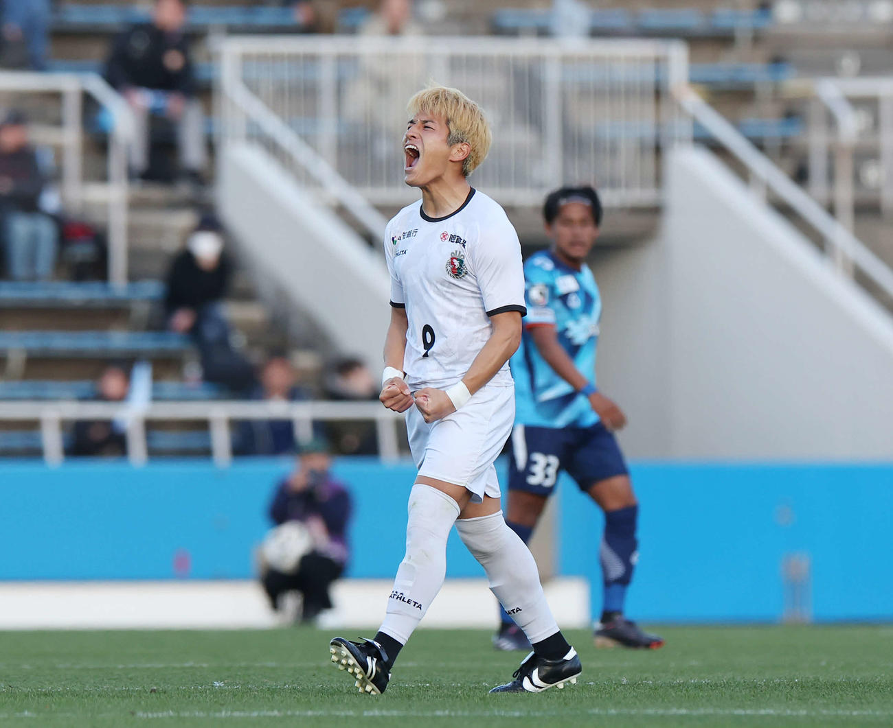YS横浜対高知ユナイテッド　前半、ゴールを決め雄たけびを上げる高知ユナイテッド新谷（撮影・宮地輝）