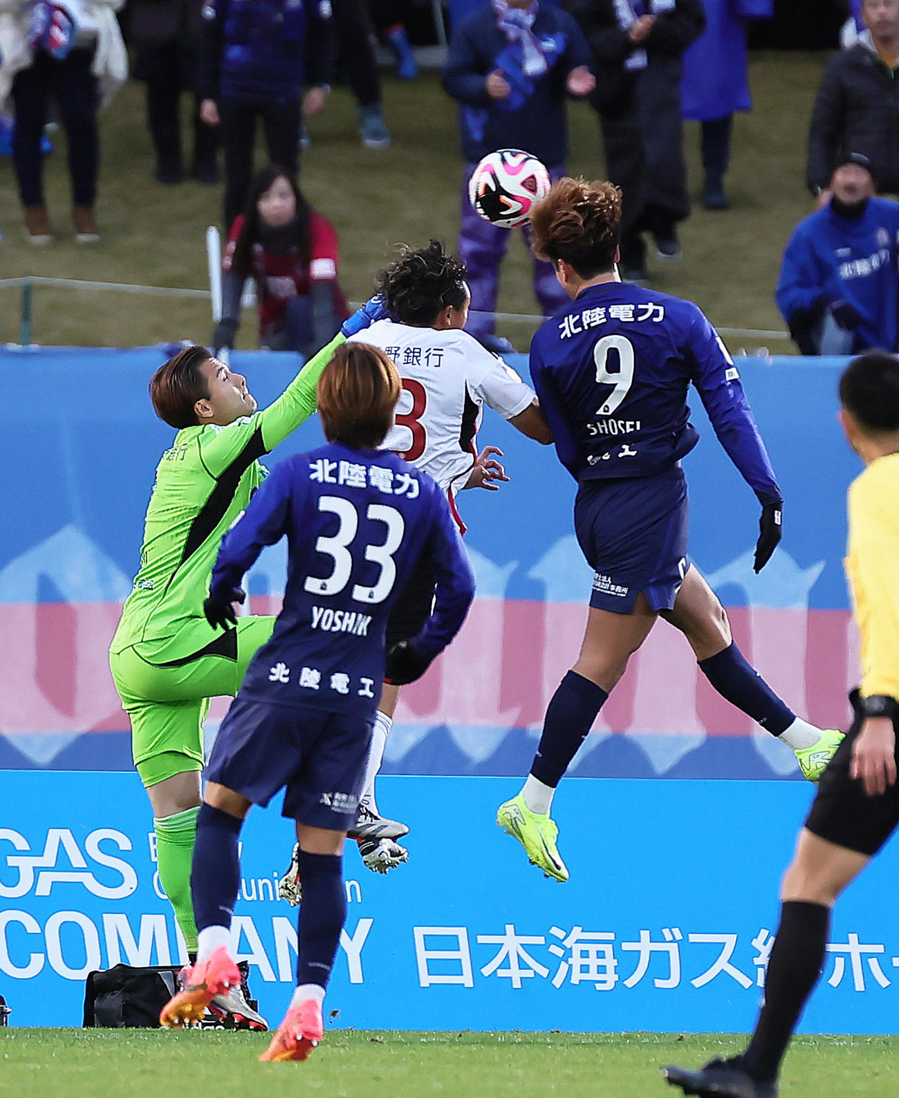 富山対松本　後半追加タイム、同点ゴールを決める富山碓井（右）（撮影・足立雅史）