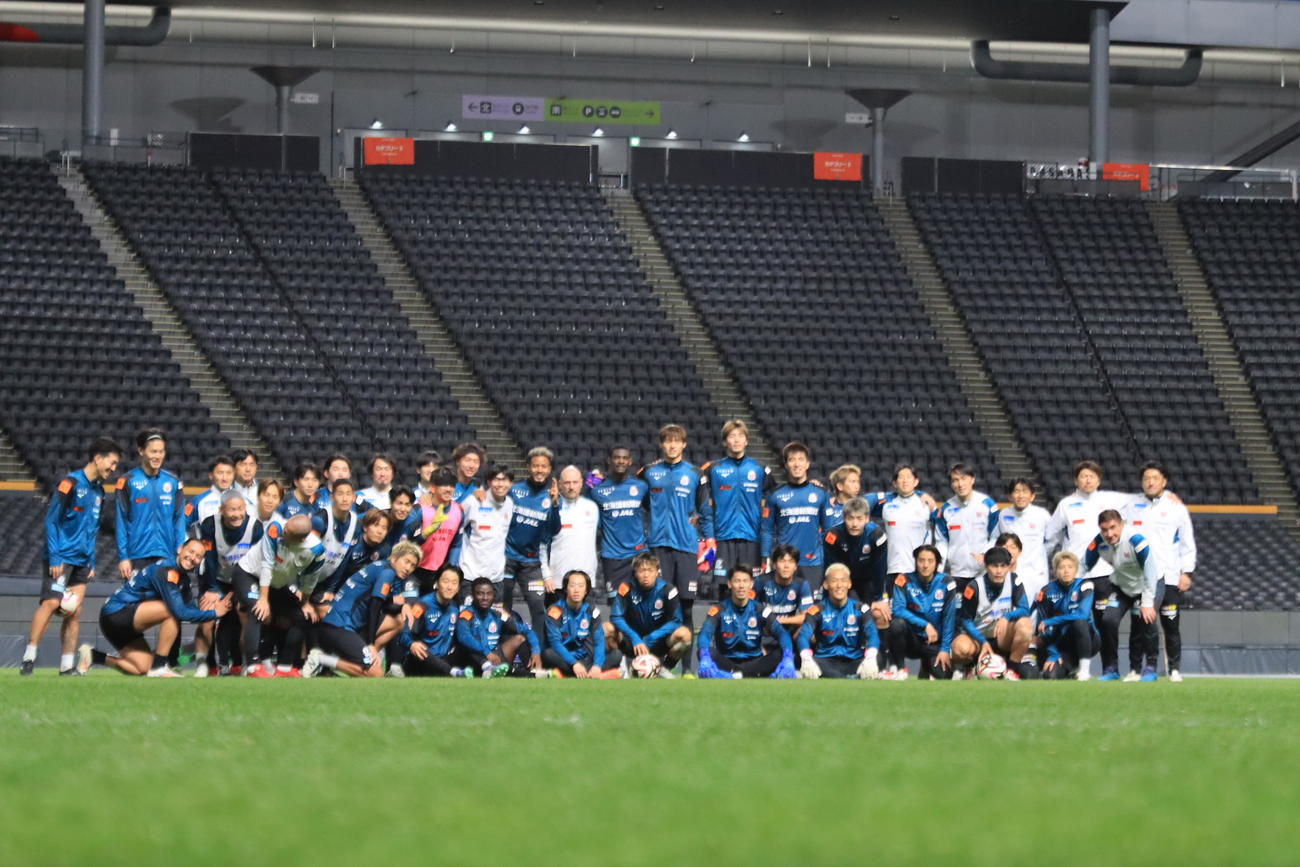 今季最後の練習を終え、集合写真を撮影する札幌の選手とスタッフ（撮影・保坂果那）