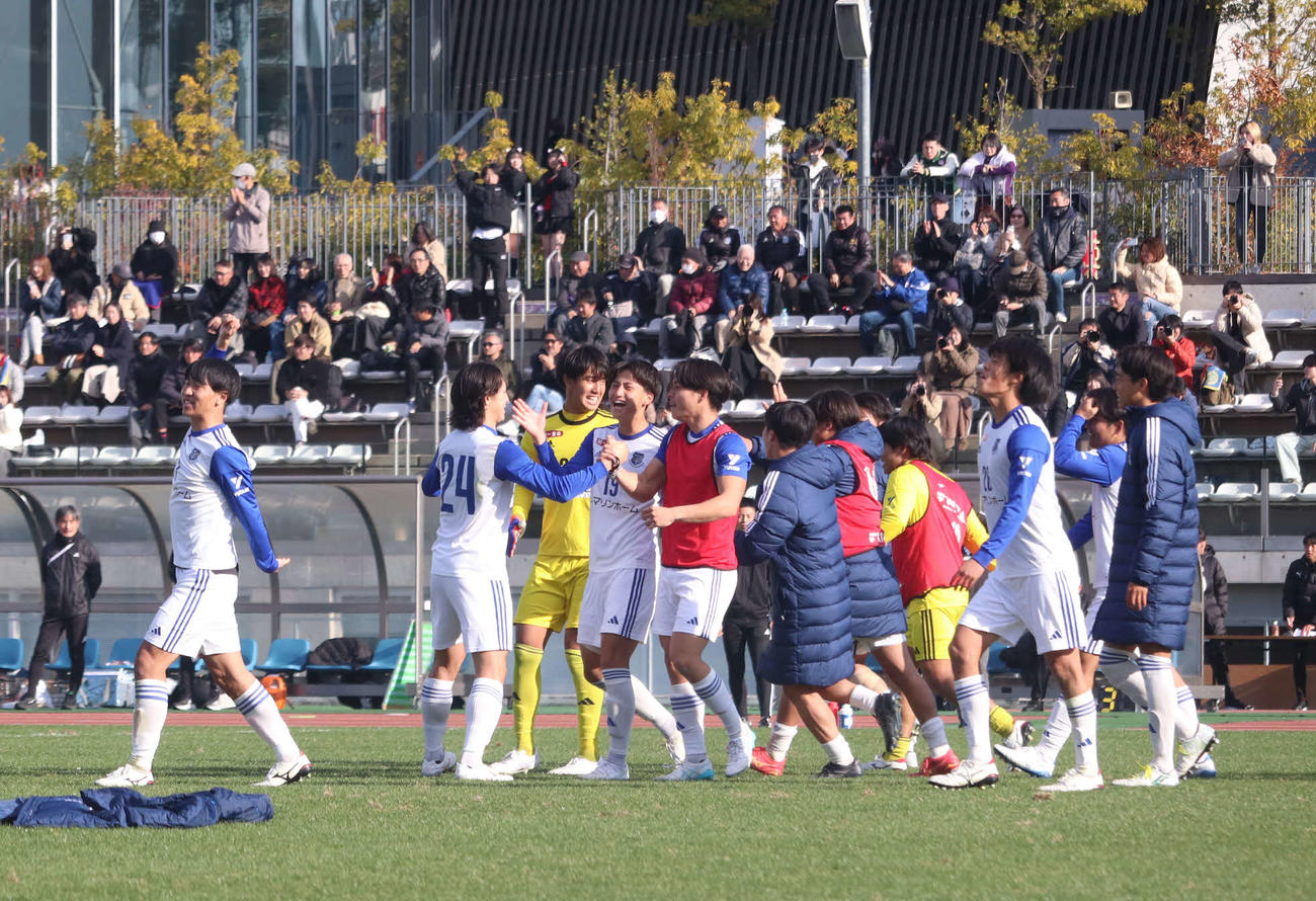 数的不利の中、PK戦で決勝ラウンド進出を決め喜び合う関学大イレブン