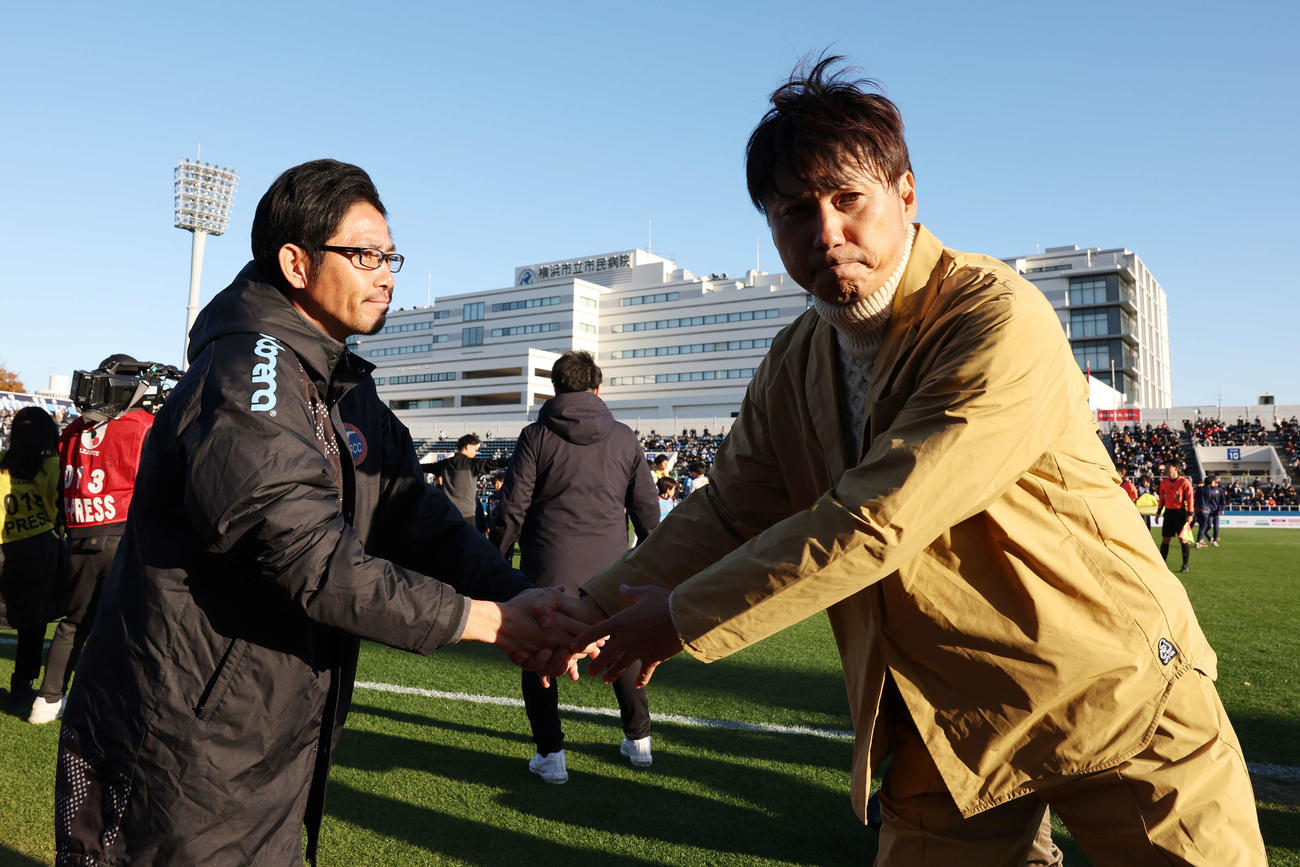 YS横浜対高知ユナイテッド　試合前、握手を交わすYS横浜倉貫監督（左）と高知ユナイテッド吉本監督（撮影・宮地輝）