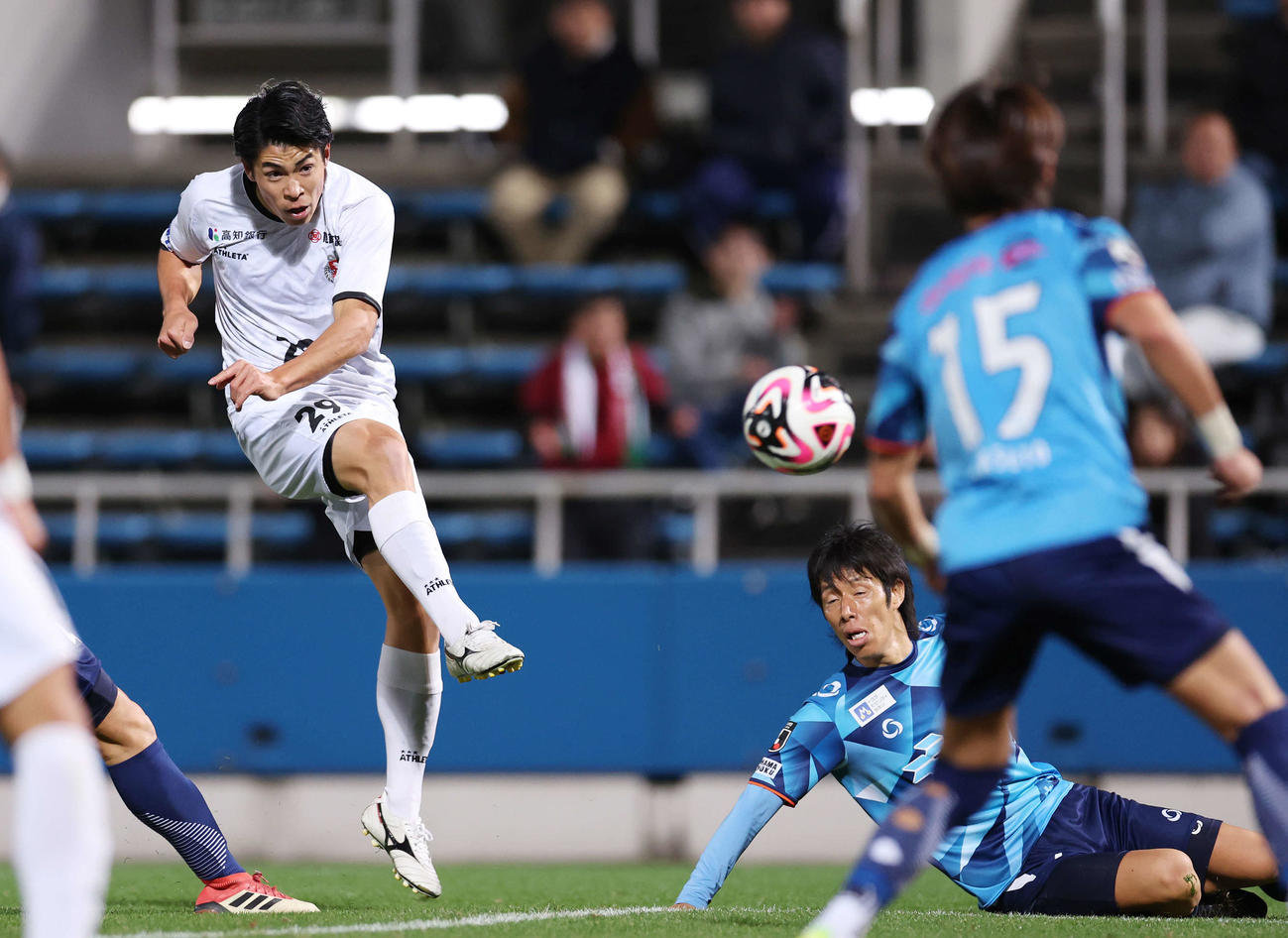 YS横浜対高知ユナイテッド　後半、ゴールを決める高知ユナイテッド内田（撮影・宮地輝）