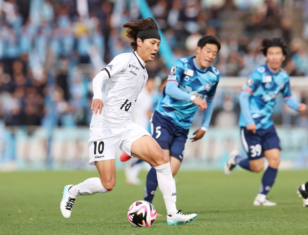 YS横浜対高知ユナイテッド　後半、ドリブルする高知ユナイテッド佐々木（撮影・宮地輝）