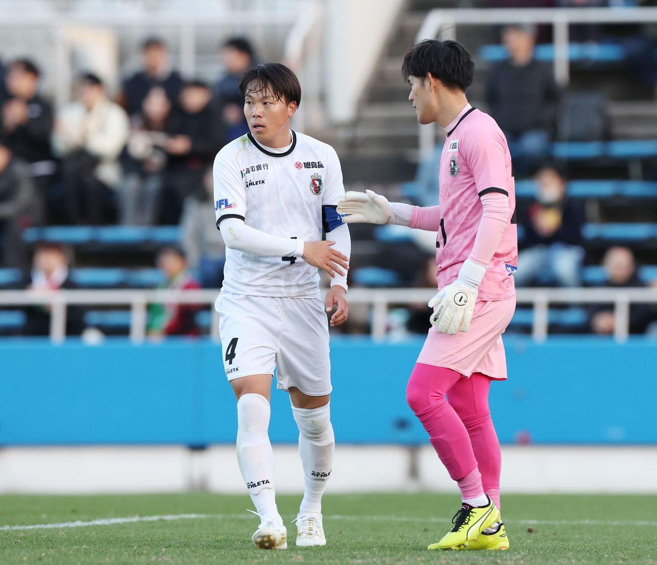 YS横浜対高知ユナイテッド　前半を終え、高知ユナイテッドGK大杉（右）とタッチする小林（撮影・宮地輝）