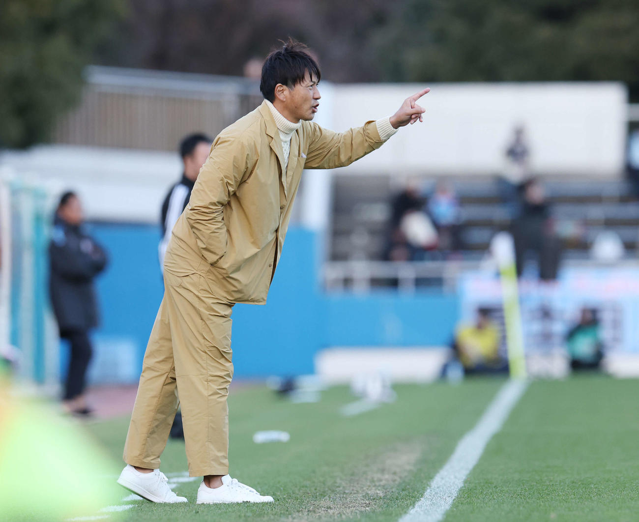 YS横浜対高知ユナイテッド　前半、指示を出す高知ユナイテッド吉本監督（撮影・宮地輝）