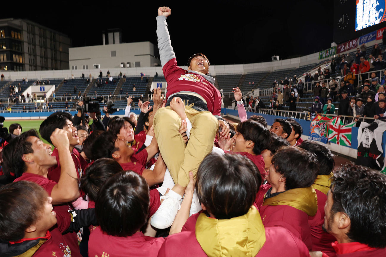 YS横浜対高知ユナイテッド　J3参入を決め選手たちに胴上げされる高知ユナイテッド吉本監督（撮影・宮地輝）